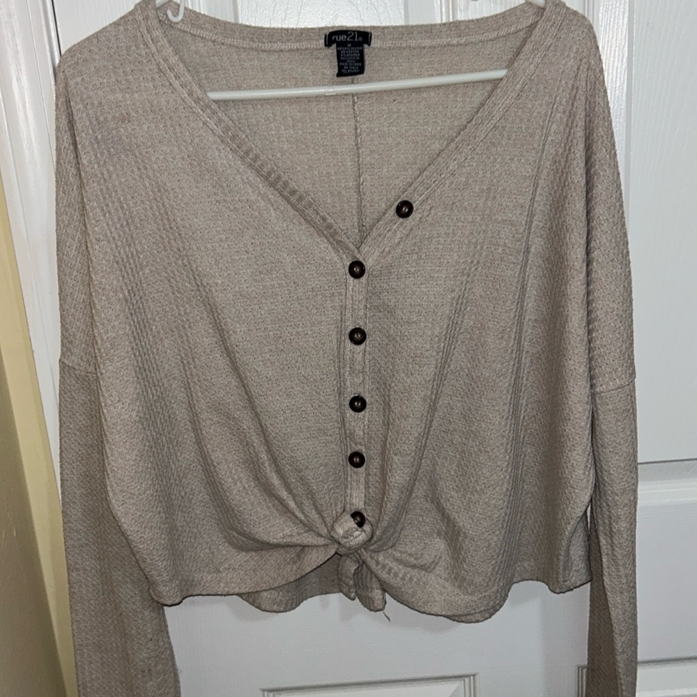 🦋 Beige Button up Top 5/25$